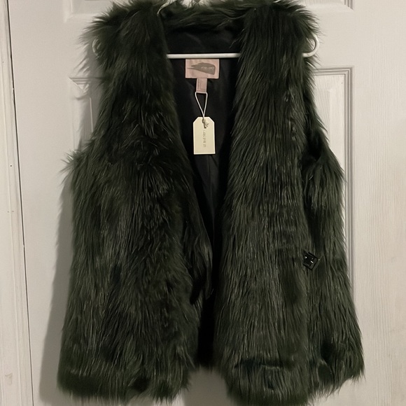 2/$30- Two faux fur vests bundle BNWT - Picture 2 of 6